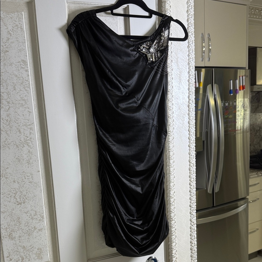 Elegant Black Dress with Embellished Shoulder